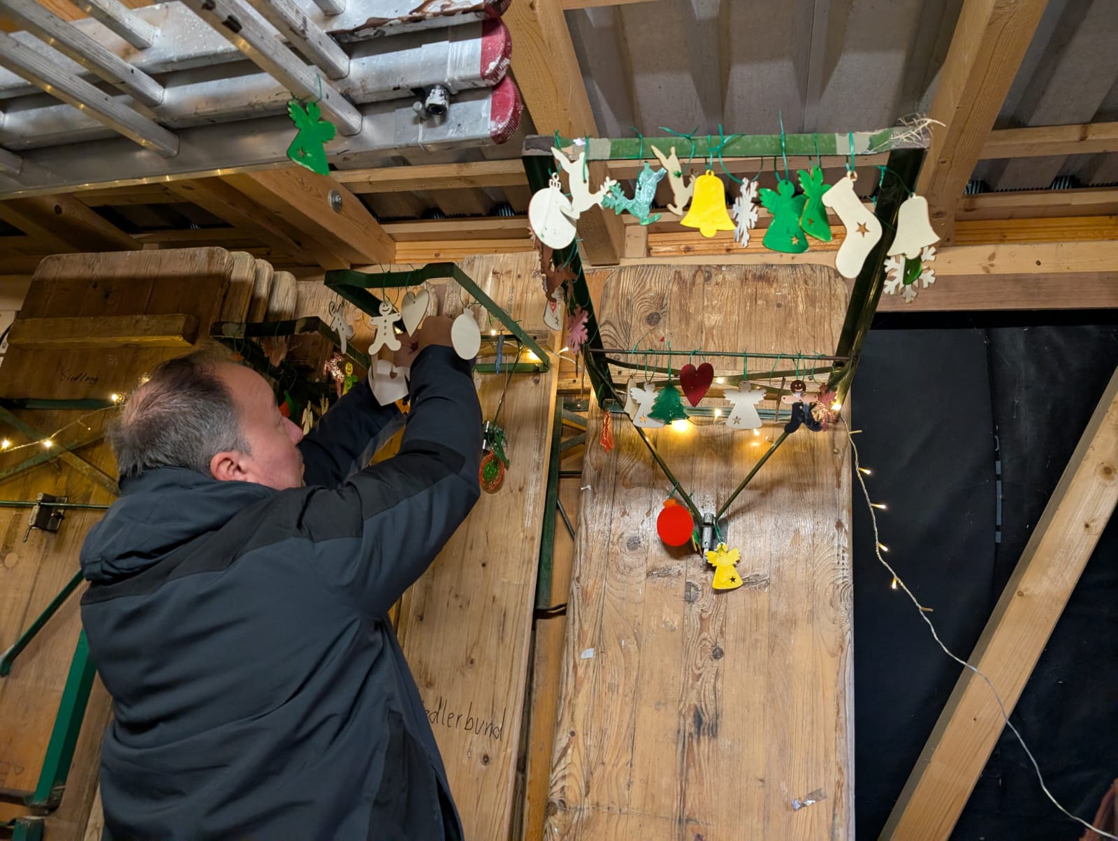 Kinder beim Basteln von Schmuck für den Weihnachtsbaum